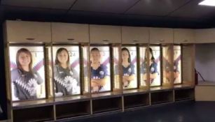 Vestidor del Azteca con las fotos del equipo femenil de las Águilas