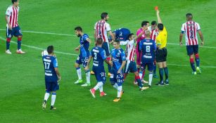 Ríos Jacome le muestra la roja a Jair Pereira