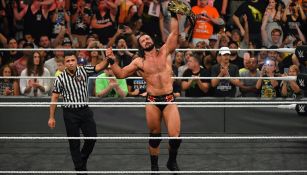 Drew McIntyre levanta el cinturón después de ganarlo