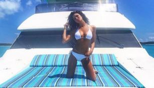 Brittany Furlan posando para la foto durante sus vacaciones