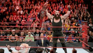 Braun Strowman levanta el campeonato Universal