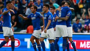 Los jugadores de Cruz Azul celebran un tanto frente al Atlas