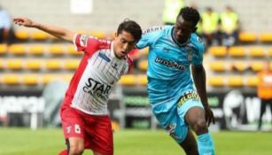 Omar Govea en un partido con el Royal Mouscron