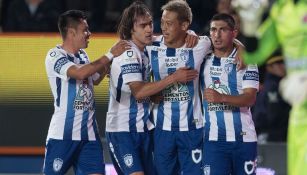 Keisuke Honda celebra su gol con jugadores de Tuzos