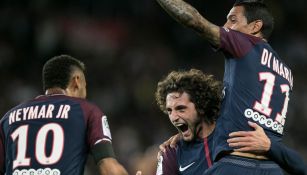 Di María celebra con jugadores del PSG