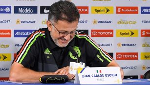 Juan Carlos Osorio sonríe en conferencia de prensa