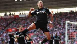 Chicharito celebra gol contra el Southamton