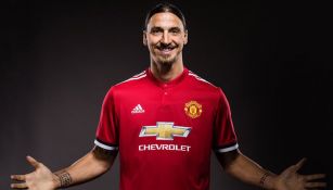 Zlatan porta nueva playera del Manchester United