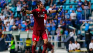 Jesús Corona festeja gol de Cruz Azul 