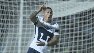 Nicolás Castillo celebra un gol con Pumas