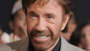 Chuck Norris sonríe para las cámaras en una alfombra roja