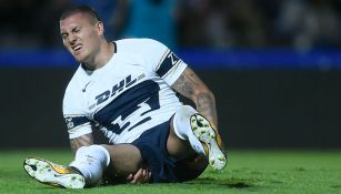 Nico Castillo se lamenta durante el juego entre Pumas y Morelia