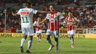 Jugadores del Necaxa festejan el gol del triunfo