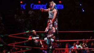 Psycho Clown intenta arrancar la máscara a Dr. Wagner