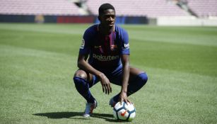 Dembelé posa con la camiseta del Barcelona en Camp Nou