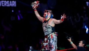 Psycho Clown festeja su triunfo contra Dr. Wagner Jr.