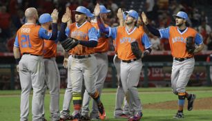 Los jugadores de los Astros se dan la mano durante un partido