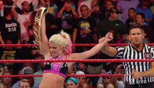 Alexa Bliss festeja con el campeonato Femenino