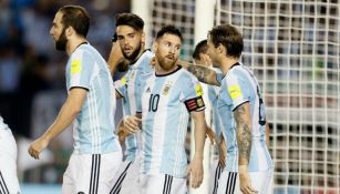 Messi y sus compañeros de la Albiceleste en el juego contra Chile rumbo a Rusia 2018