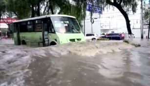 Los autobuses apenas y podían superar el nivel del agua