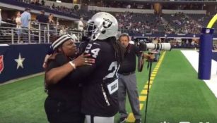 Jugador de Oakland Raiders abraza a su madre durante juego 