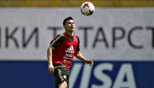 HIrving Lozano observa el balón en práctica