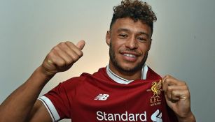 Alex Oxlade-Chamberlain muestra con orgullo escudo del Liverpool