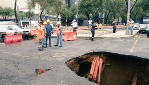 Protección Civil acordonan la zona del socavón en CDMX