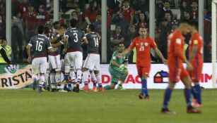 Jugadores de Paraguay celebran, mientras los chilenos se lamentan