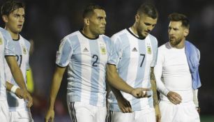 Jugadores argentinos dialogan tras el empate frente a Uruguay