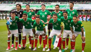 Los jugadores de México posan para la foto previo a enfrentar a EU en el Azteca