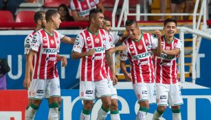 Jugadores de Necaxa festejan un gol en el duelo contra Atlas 