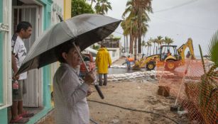 Mujer se protege de la lluvia con un paraguas 