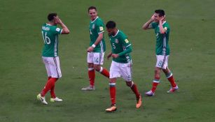 Jugadores del Tri festejan el gol del Chucky Lozano