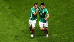 Hirving Lozano celebra su gol con Andrés Guardado