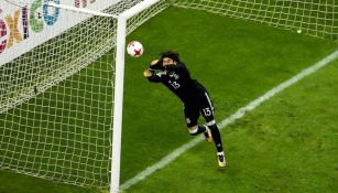 Guillermo Ochoa realiza una atajada en el partido contra Panamá