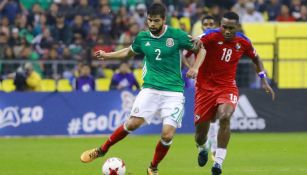 Néstor Araujo durante el partido frente a Panamá en la cancha del Estadio Azteca