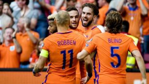 Jugadores de Holanda festejan un gol contra Bulgaria en Amsterdam