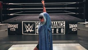 Inanna Sarkis posa como luchadora de la WWE