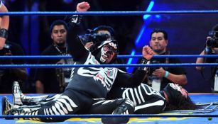 L.A. Park en una lucha ante La Parka en Triplemania XVIII