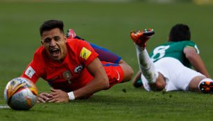 Alexis se lamenta en el terreno de juego