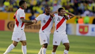 Jugadores de Perú celebran un tanto contra Ecuador