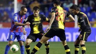 Jugadores del Levante y Zaragoza disputan el balón en 2011