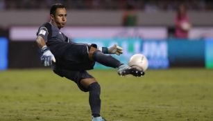 Keylor Navas despeja un balón en el duelo contra México