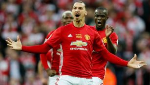 Ibrahimovic festeja un gol con Manchester United