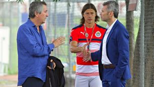 Vergara, Almeyda e Higuera hablan durante un entrenamiento de Chivas