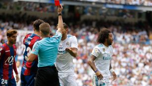 Marcelo recibe la tarjeta roja en el Bernabéu 