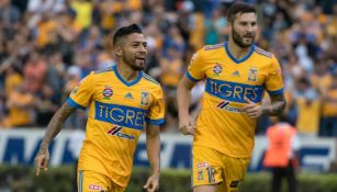 Javier Aquino y Gignac celebran un gol en un juego de Tigres en el A2017