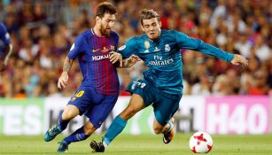 Messi y Kovacic disputan un balón en el Clásico de España