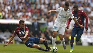 Sergio Postigo del Levante se barre frente a Marco Asensio